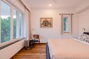 Luxe Apt w Balcony Rooftop Pool 15 min to Beach