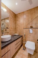 Luxe Apt w Balcony Rooftop Pool 15 min to Beach