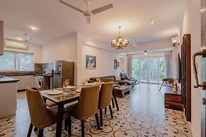 Luxe Apt w Balcony Rooftop Pool 15 min to Beach