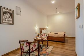 Luxe Apt w Balcony Rooftop Pool 15 min to Beach