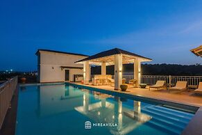 Luxe Apt w Balcony Rooftop Pool 15 min to Beach
