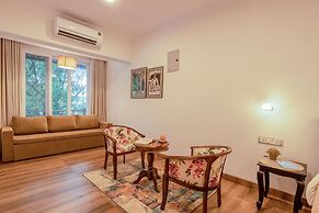 Luxe Apt w Balcony Rooftop Pool 15 min to Beach