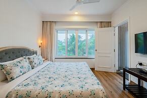Luxe Apt w Balcony Rooftop Pool 15 min to Beach