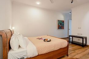 Luxe Apt w Balcony Rooftop Pool 15 min to Beach