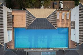 Luxe Apt w Balcony Rooftop Pool 15 min to Beach