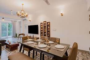 Luxe Apt w Balcony Rooftop Pool 15 min to Beach