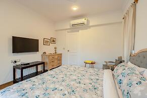 Luxe Apt w Balcony Rooftop Pool 15 min to Beach