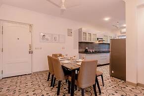 Luxe Apt w Balcony Rooftop Pool 15 min to Beach