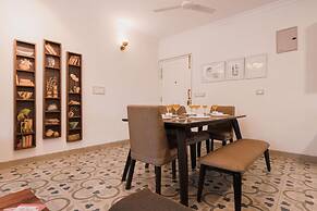 Luxe Apt w Balcony Rooftop Pool 15 min to Beach