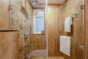 Luxe Apt w Balcony Rooftop Pool 15 min to Beach