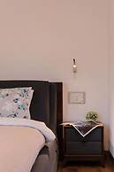 Luxe Apt w Balcony Rooftop Pool 15 min to Beach