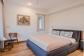 Luxe Apt w Balcony Rooftop Pool 15 min to Beach