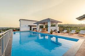 Luxe Apt w Balcony Rooftop Pool 15 min to Beach