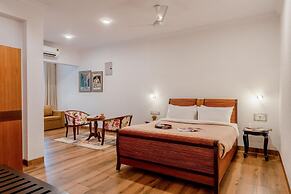 Luxe Apt w Balcony Rooftop Pool 15 min to Beach
