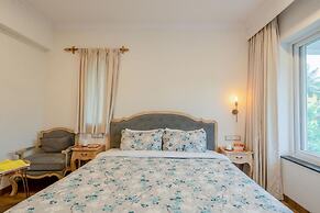 Luxe Apt w Balcony Rooftop Pool 15 min to Beach