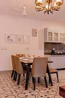 Luxe Apt w Balcony Rooftop Pool 15 min to Beach
