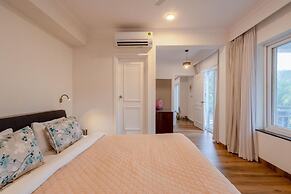 Luxe Apt w Balcony Rooftop Pool 15 min to Beach