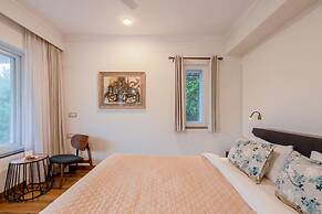 Luxe Apt w Balcony Rooftop Pool 15 min to Beach