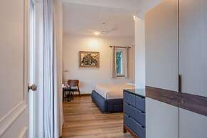 Luxe Apt w Balcony Rooftop Pool 15 min to Beach