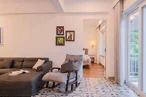 Luxe Apt w Balcony Rooftop Pool 15 min to Beach