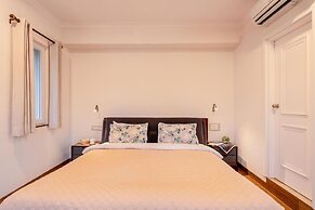 Luxe Apt w Balcony Rooftop Pool 15 min to Beach