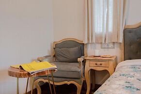 Luxe Apt w Balcony Rooftop Pool 15 min to Beach