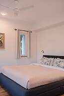Luxe Apt w Balcony Rooftop Pool 15 min to Beach
