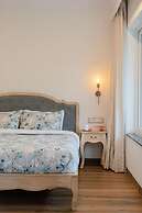 Luxe Apt w Balcony Rooftop Pool 15 min to Beach
