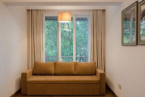 Luxe Apt w Balcony Rooftop Pool 15 min to Beach