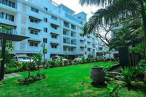 Luxe Apt w Balcony Rooftop Pool 15 min to Beach