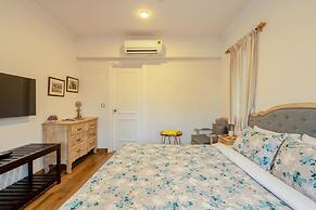 Luxe Apt w Balcony Rooftop Pool 15 min to Beach