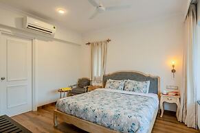 Luxe Apt w Balcony Rooftop Pool 15 min to Beach