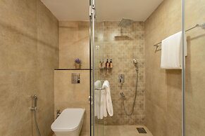 Luxe Apt w Balcony Rooftop Pool 15 min to Beach