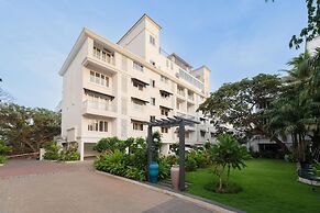 Luxe Apt w Balcony Rooftop Pool 15 min to Beach