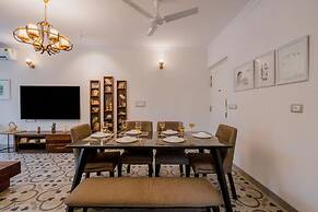 Luxe Apt w Balcony Rooftop Pool 15 min to Beach