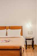 Luxe Apt w Balcony Rooftop Pool 15 min to Beach