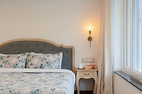 Luxe Apt w Balcony Rooftop Pool 15 min to Beach