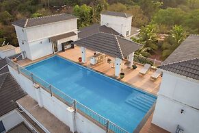 Luxe Apt w Balcony Rooftop Pool 15 min to Beach