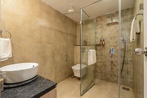 Luxe Apt w Balcony Rooftop Pool 15 min to Beach