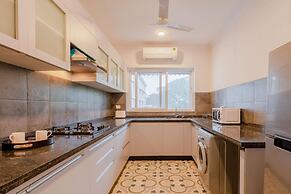 Luxe Apt w Balcony Rooftop Pool 15 min to Beach