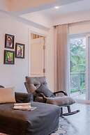 Luxe Apt w Balcony Rooftop Pool 15 min to Beach