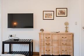 Luxe Apt w Balcony Rooftop Pool 15 min to Beach
