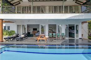 Field View Villa With Pool Perfect for Big Groups