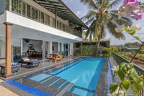 Field View Villa With Pool Perfect for Big Groups