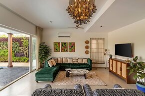 Field View Villa With Pool Perfect for Big Groups