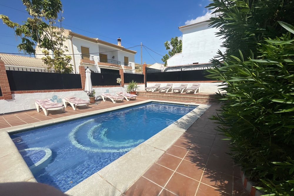 Lovely 10-bed Villa With Private Pool & Garden
