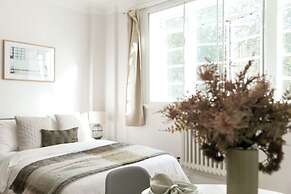 Beautifully Presented Centrally Located Studio apt