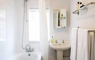 Spacious 4 Bedroom House Sleeps 8