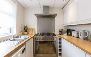Spacious 4 Bedroom House Sleeps 8