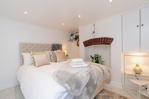 Central Apartment with Patio - Sofa Bed